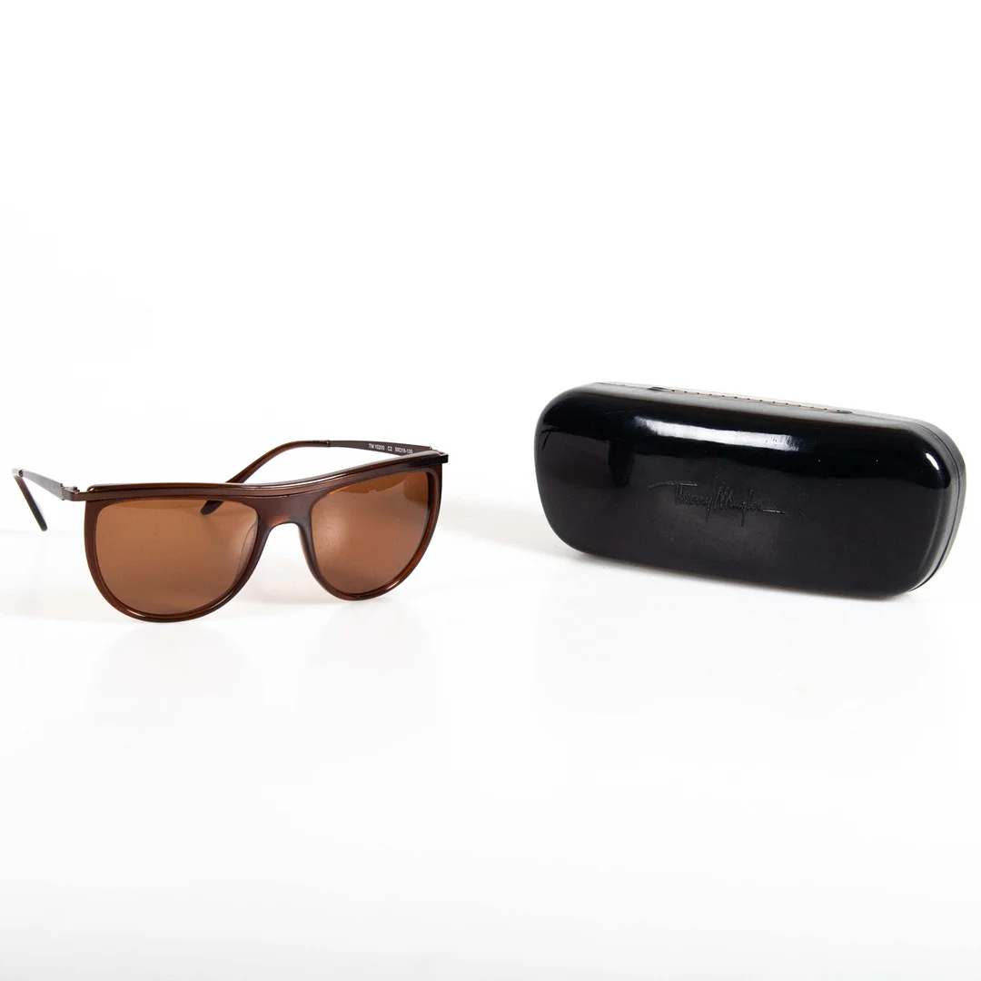 SOLGLASÖGON , Thierry Mugler, TM10200 C2. — Vintage & Designer Fashion — Laholms Auktionskammare