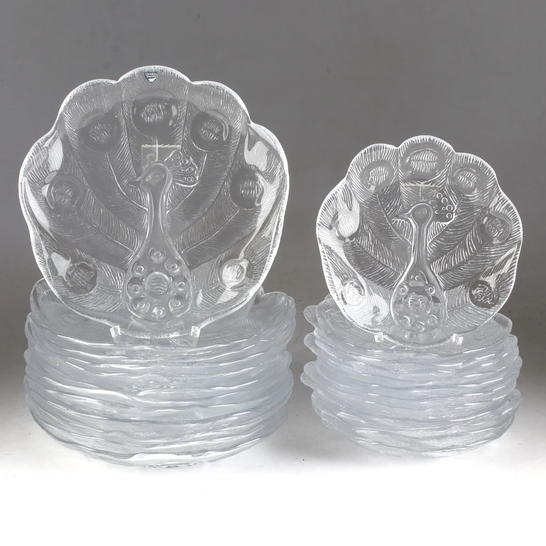 LARS HELLSTEN. Tallrikar och assietter, delar glas "Påfågel", Orrefors. — Utility glass — Stadsauktion Sundsvall