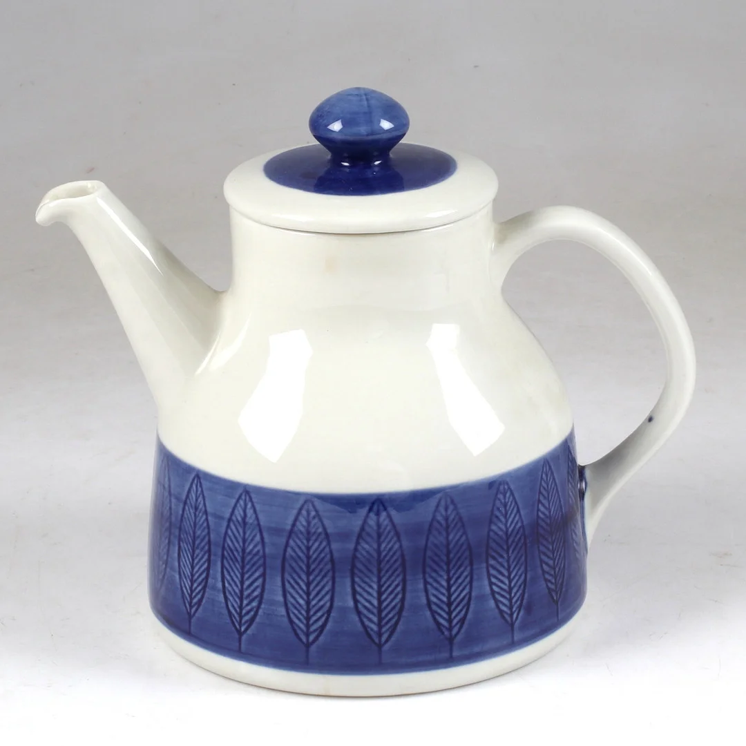 HERTHA BENGTSSON. Kaffekanna, "Koka blå", porslin, Rörstrand. — European — Stadsauktion Sundsvall