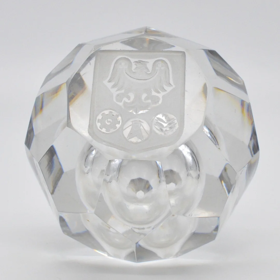 BÖHMISCHES GLAS-PAPERWEIGHT, ADLERMOTIV MIT EMBLEME, FACETTIERT UND HANDGESCHLIFFEN, MIT KONTROLLIERTEM LUFTEINSCHLUSS, 20. JAHRHUNDERT. — Art glass — Kunst- und Auktionshaus Kleinhenz