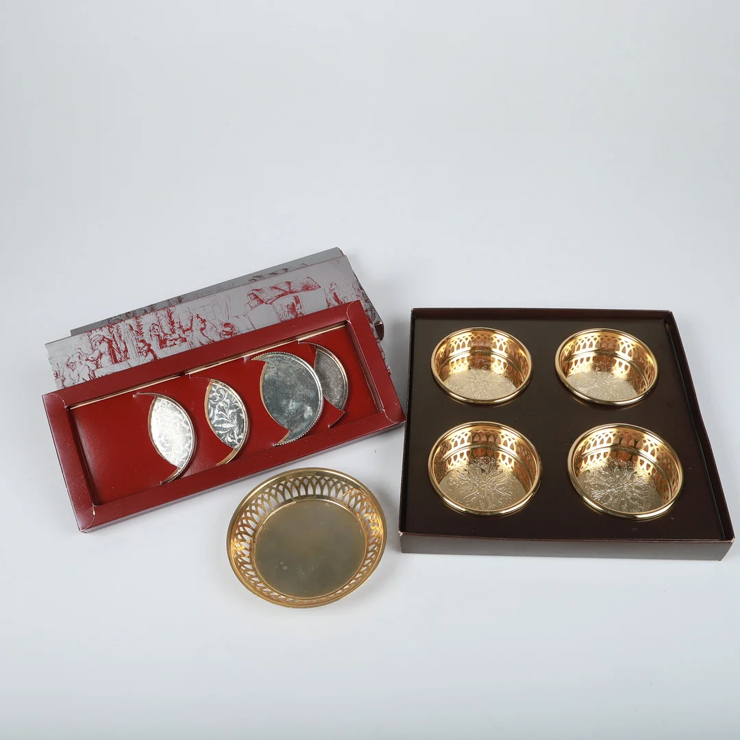 COASTERS/UNDERLÄGG, 13 stycken, metall, bl. a. Scandia silver. — Other metals — Helsingborgs Auktionskammare