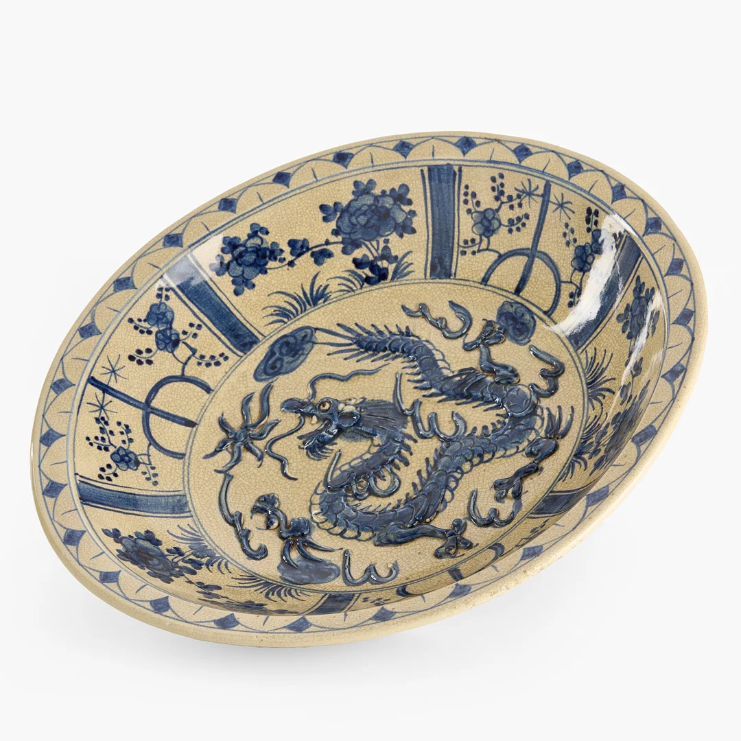 SKÅL, porslin, Kina, Mingstil, dekor av krackelerad glasyr, underglasyrblått och en drake i relief, 1900-talets andra hälft/2000-tal. — Ceramics & Porcelain — Crafoord Auktioner Stockholm