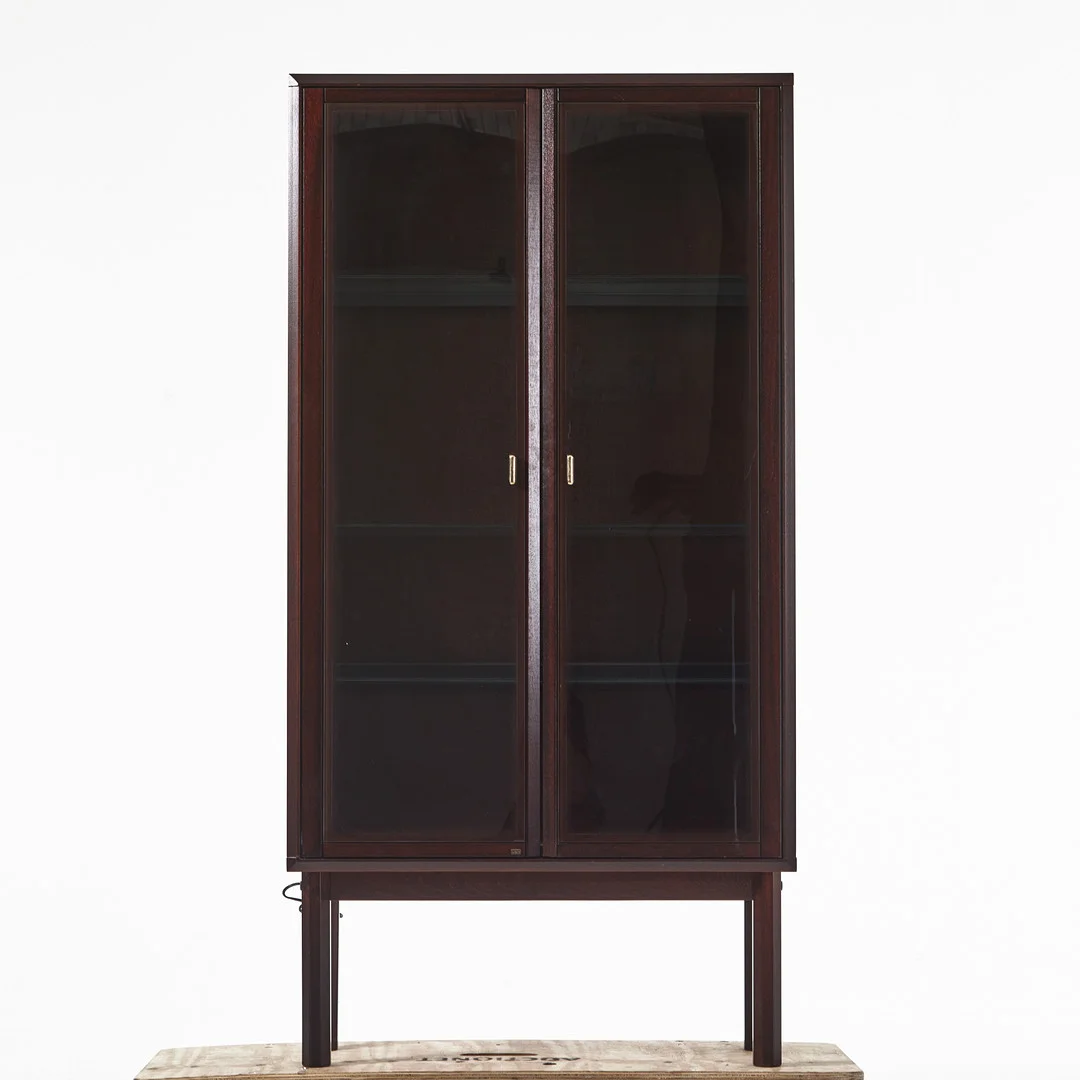 VITRINSKÅP, Ulferts, 2000-tal, invändigt med belysning. — Cupboards, Cabinets & Shelves — Stockholms Auktionsverk Magasin 5