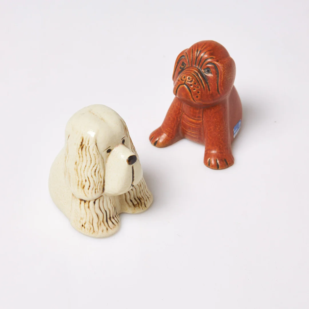 LISA LARSON. Figuriner, 2 st, spaniel och boxer, delvis etikettmärkt, Gustavsberg. — European — Stockholms Auktionsverk Sickla