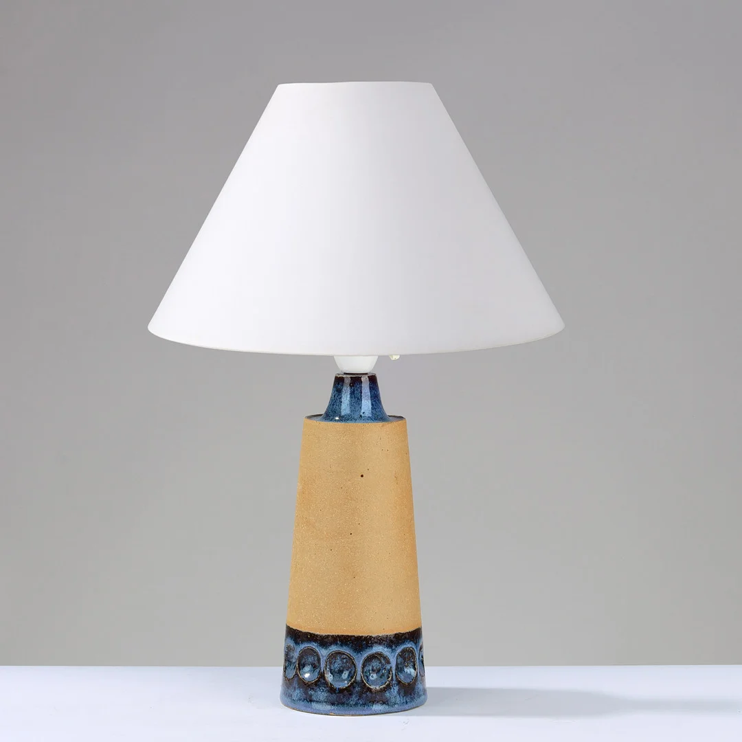 KNABSTRUP KERAMIK: Konisk bordlampe af delvist blåglaseret stentøj med runde fordybninger nær basen, Danmark, 1950/60'erne. — Table Lamps — Palsgaard Kunstauktioner