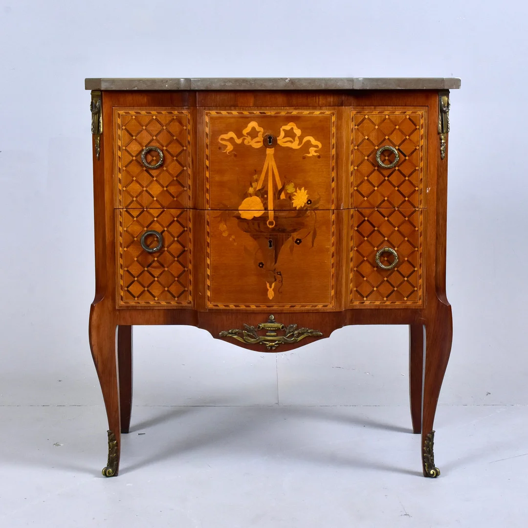 BYRÅ med stenskiva, skyltmärkt AB Nordiska Kompaniet, 1900-tal. — Chests of drawers — Halmstads Auktionskammare
