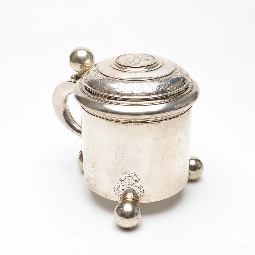 STOP. silver, lock med medaljong med Karl XII, Ludvig Axelsson, Stockholm, 1896, vikt ca 843 gram. — Silver — Gomér & Andersson Linköping