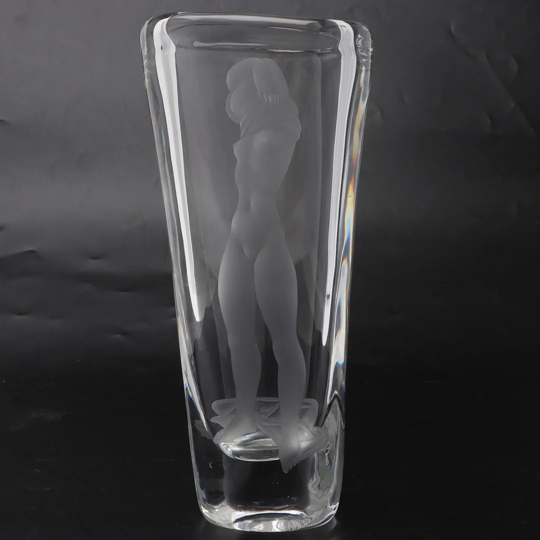 VICKE LINDSTRAND. Vas, slipad dekor av kvinna, klarglas, signerad, Kosta. — Art glass — Ekenbergs Auktioner