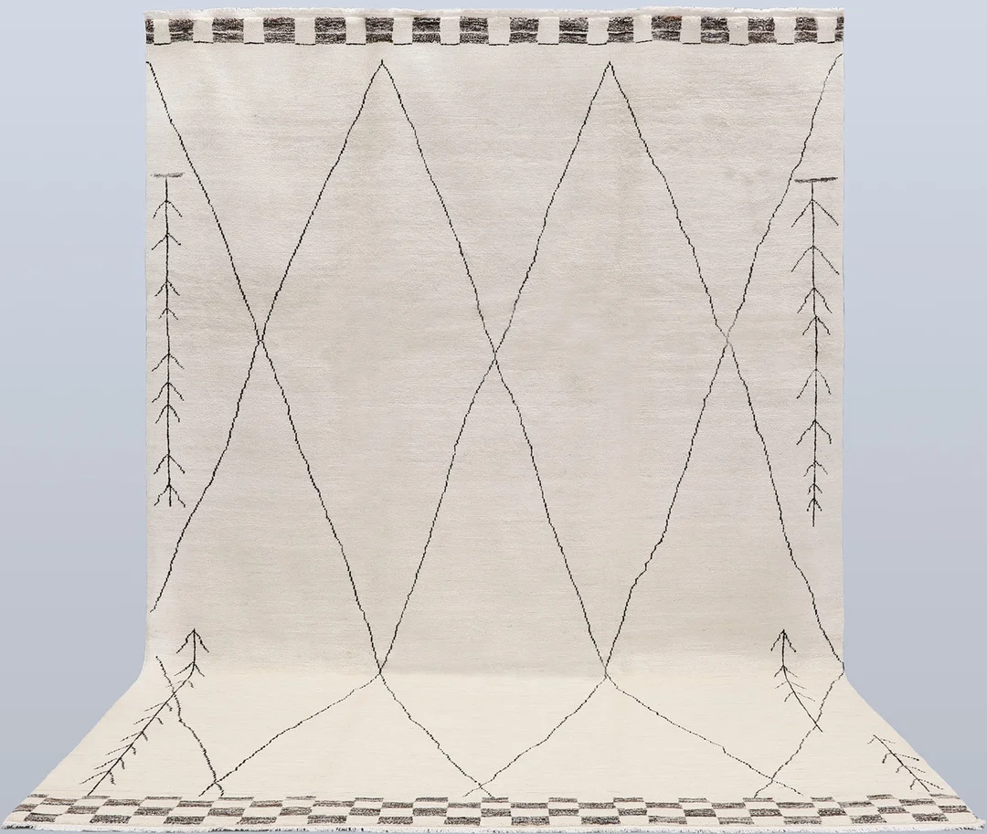 MATTA. Marocko, 352 x 250 cm. — Oriental Carpets & Textiles — Södermanlands Auktionsverk