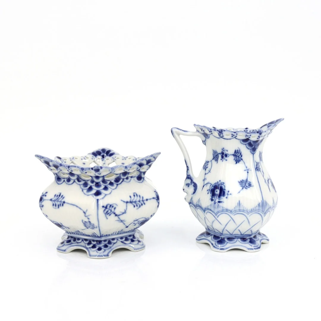 SOCKERSKÅL och GRÄDDKANNA, "Musselmalet", helblond, nr 1112 och nr 1032, porslin, Royal Copenhagen, Danmark. — European — Höganäs Auktionsverk