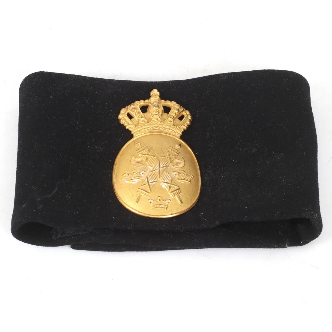 POLISMÄRKE med ARMBINDEL, metall, tyg, 1900-tal. — Orders & Medals — Stadsauktion Sundsvall