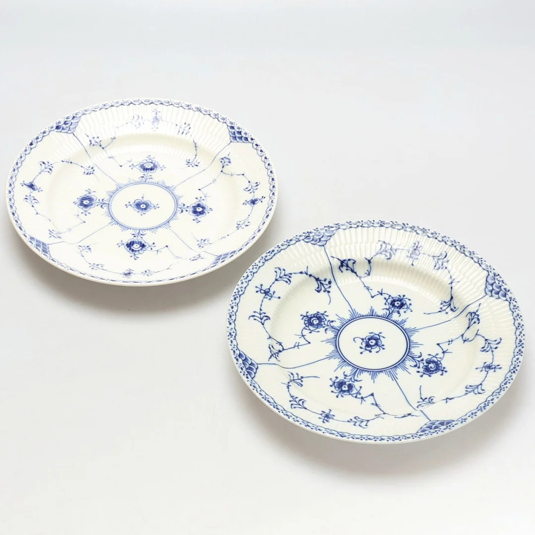 TALLRIKAR, 2 st, "Musselmalet", porslin, halvblond, Royal Copenhagen, Danmark. — European — Gomér & Andersson Jönköping