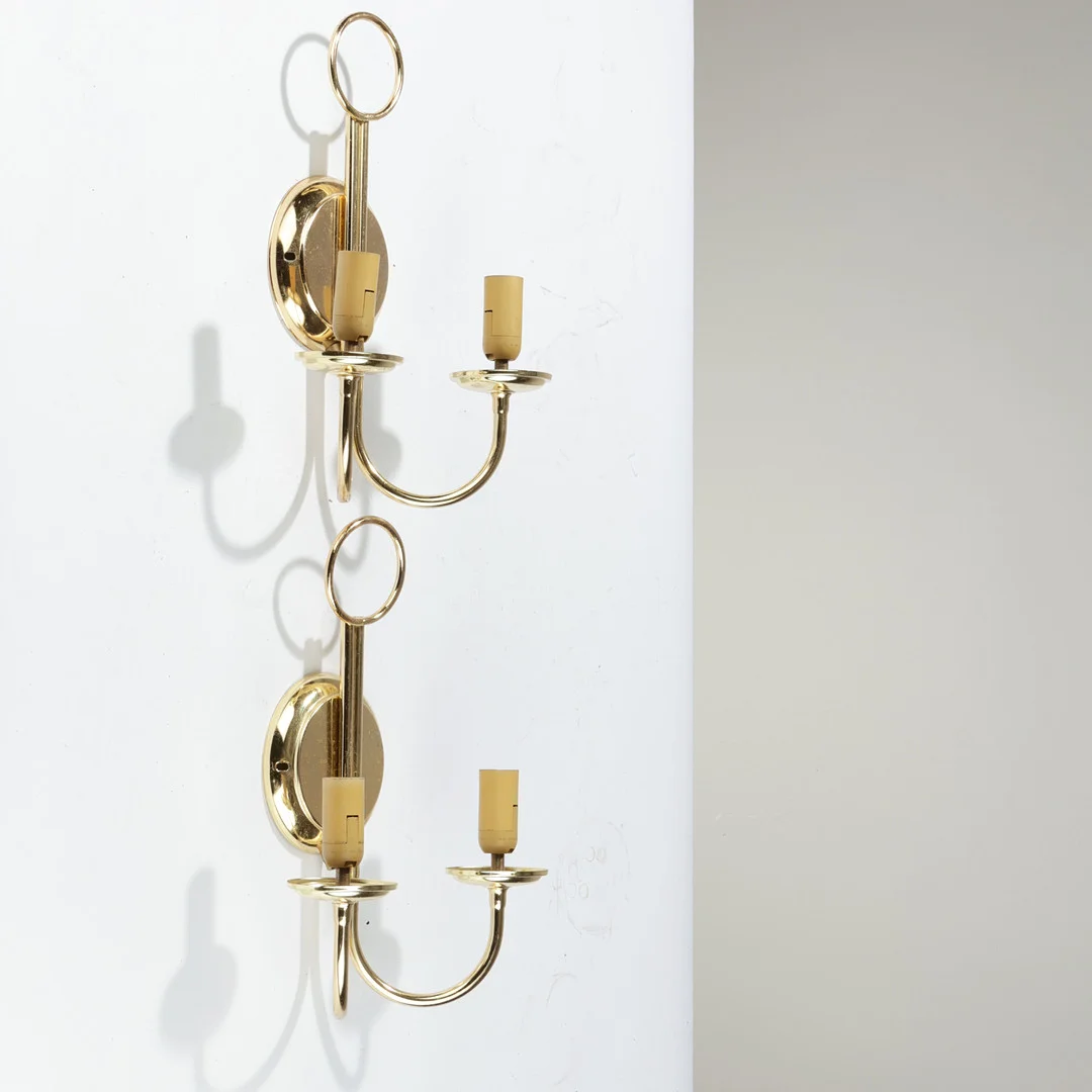 Et par toarmede væglamper af messing, antageligt dansk eller svensk lampeproducent, 1900-tallets anden halvdel, (2). — Wall Lights — Palsgaard Kunstauktioner