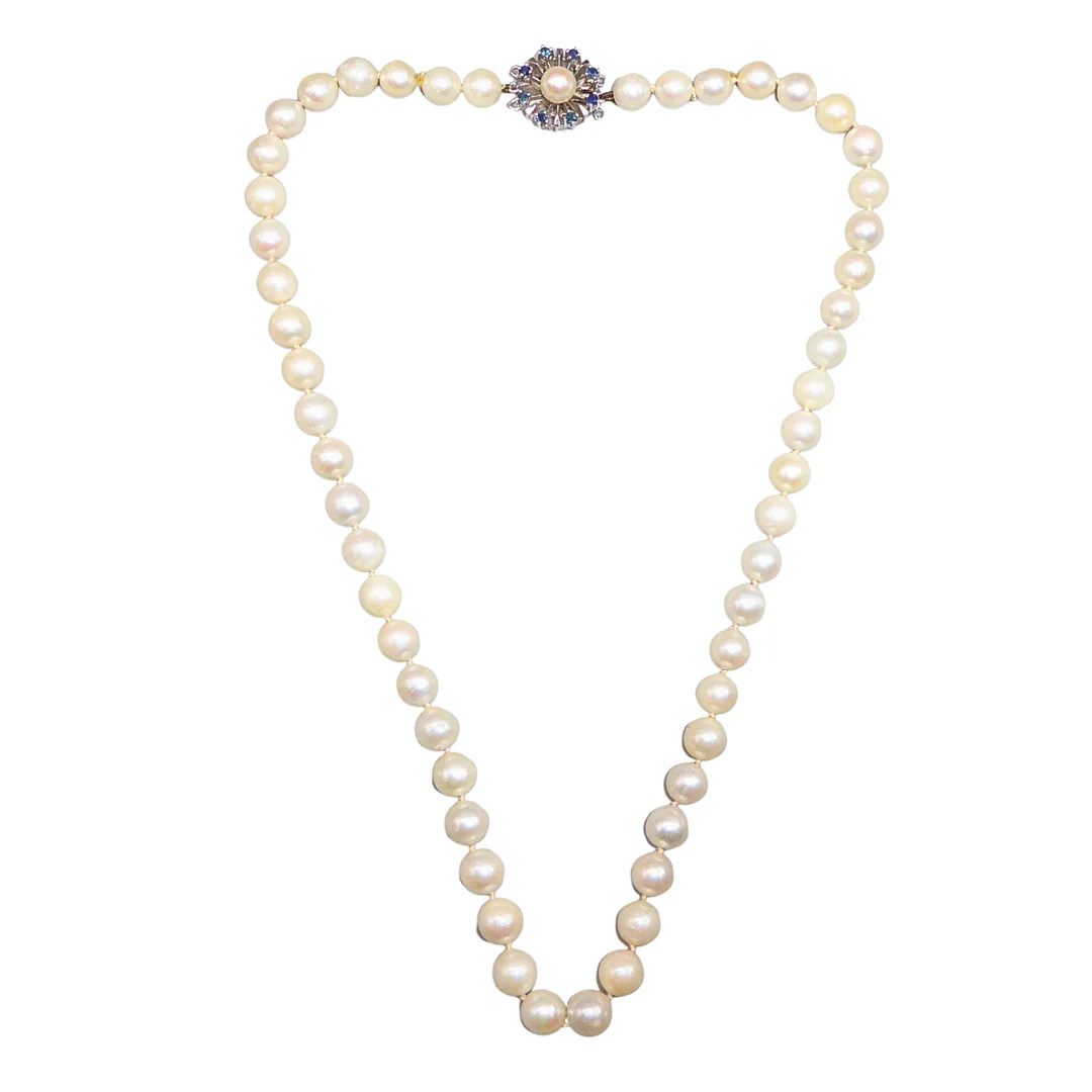 PERLENCOLLIER MIT WEISSGOLDSCHLIESSE 585ER UND SAPHIREN, DBP. — Necklace — Auktionshaus Stuber's Hammerschlag