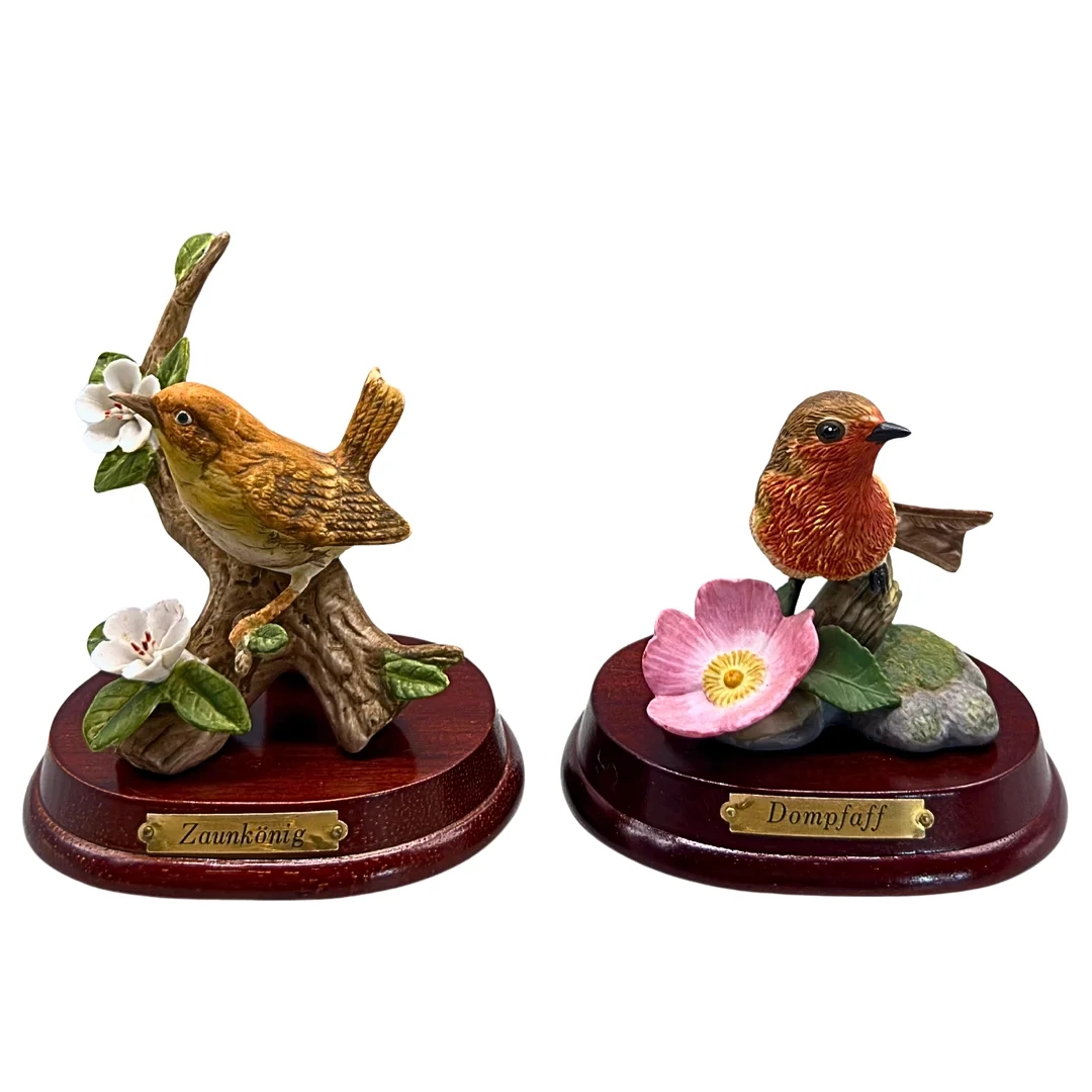 VOGELFIGUREN SET - ZAUNKÖNIG UND ROTKEHLCHEN AUS BISKUITPORZELLAN. — European — Auktionshaus Stuber's Hammerschlag