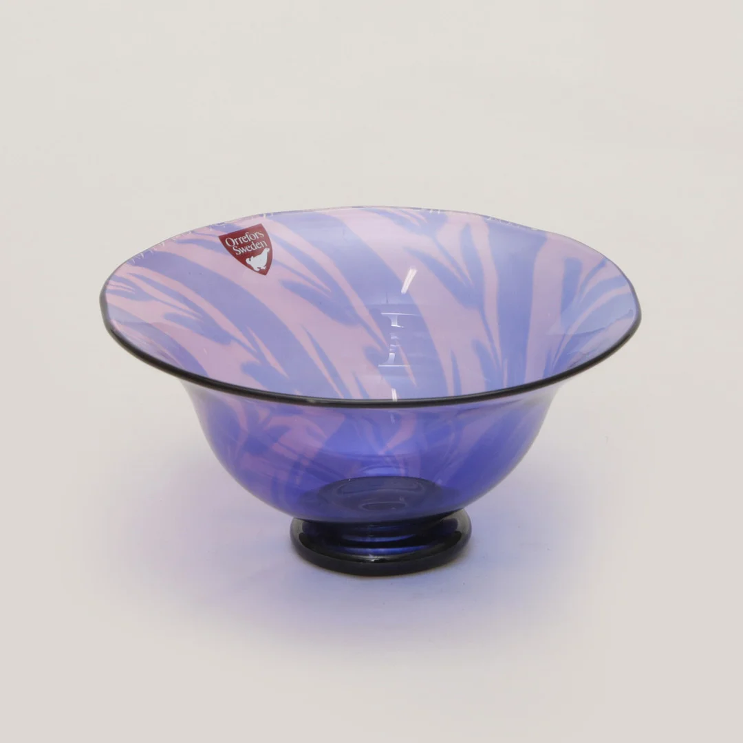 EVA ENGLUND. GRAALSKÅL, glas, Orrefors, signerad, 1979. — Art glass — Kalmar Auktionsverk