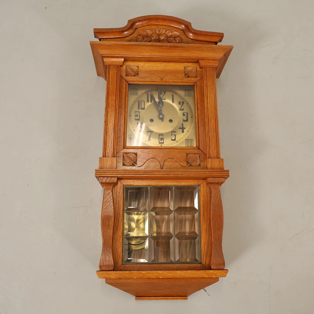 VÄGGUR 1900-tal. — Wall Clocks — Höörs Auktionshall
