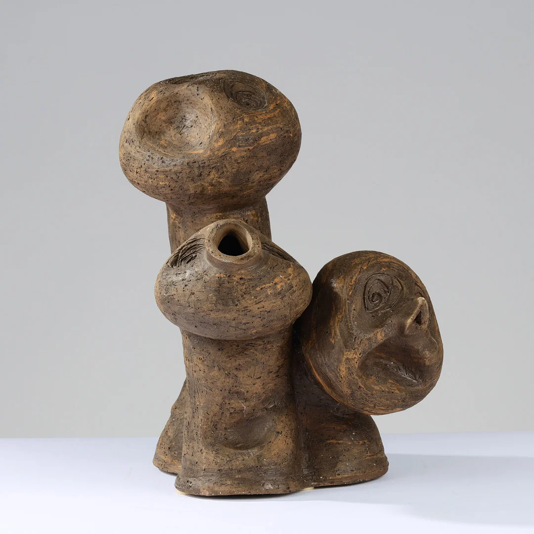 CARL GEORG EDER-JENSEN: Uglaseret stentøjsskulptur med tre groteske ansigter, eget værksted, 1980/90'erne. — Sculptures & Bronzes — Palsgaard Kunstauktioner