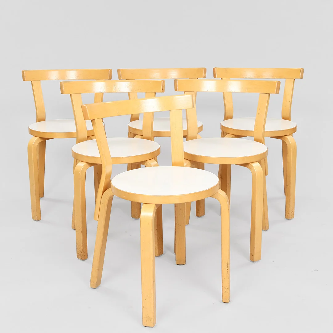 ALVAR AALTO. Et sæt på seks stole af birk, sæder med hvidt laminat, model nr. 68, Artek, Finland, formgivet 1935, (6). — Armchairs & Chairs — Palsgaard Kunstauktioner