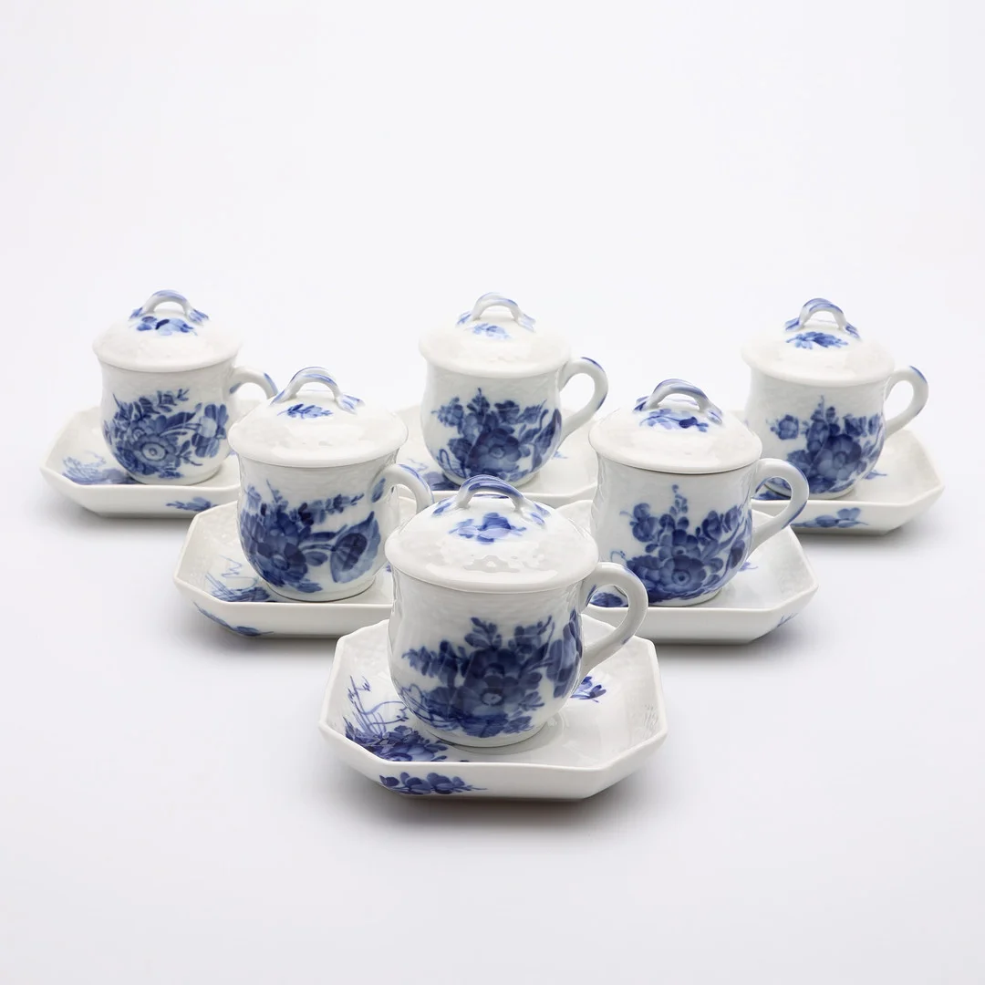 CREMEKOPPAR MED FAT, SEX STYCKEN, "BLÅ BLOMST", ROYAL COPENHAGEN. — Tableware — Crafoord Auktioner Lund