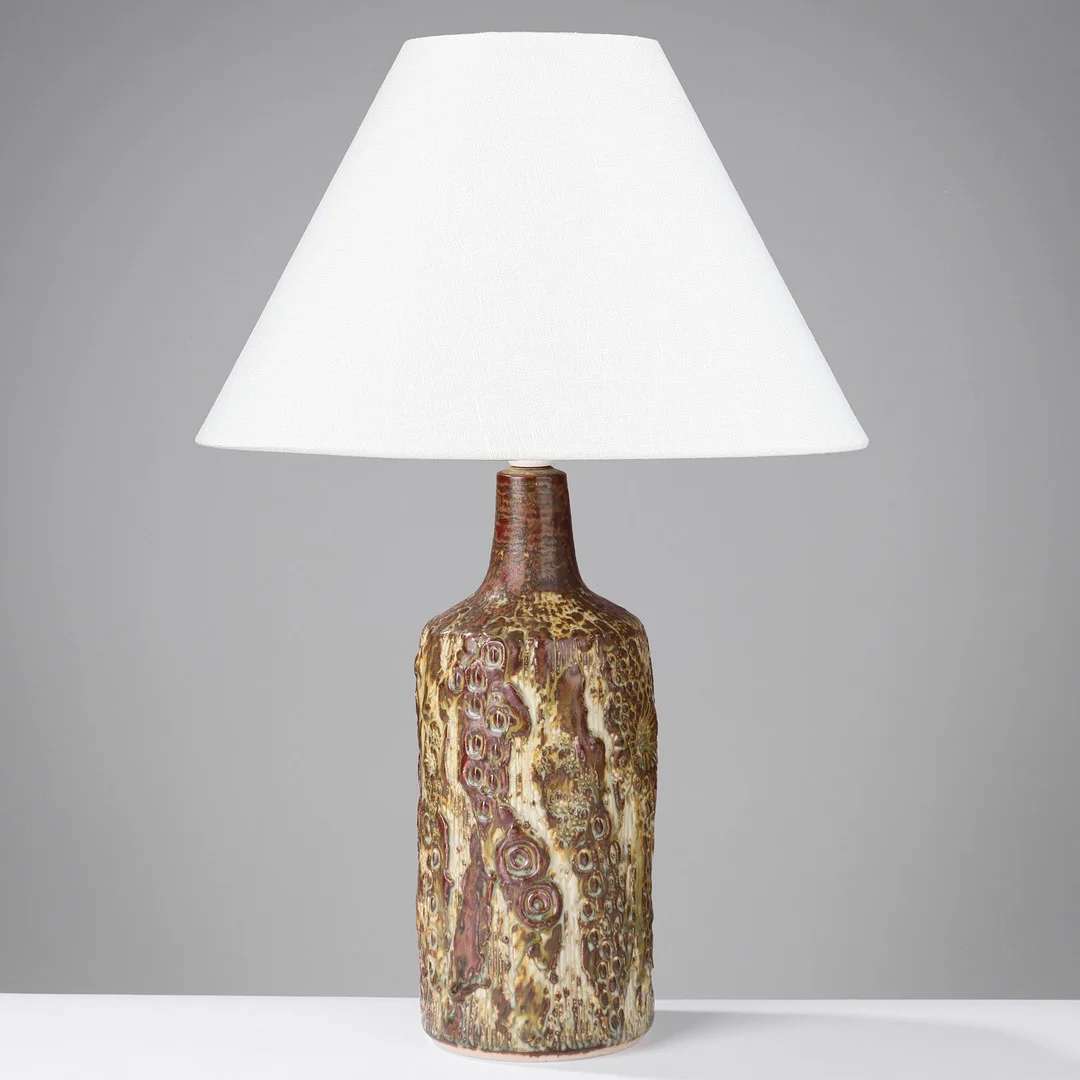 JØRGEN MOGENSEN (1922-2004). Flaskeformet bordlampe af glaseret stentøj med organiske relieffer, modelnr. F244, eget værksted, Danmark, 1960/70'erne. — Table Lamps — Palsgaard Kunstauktioner