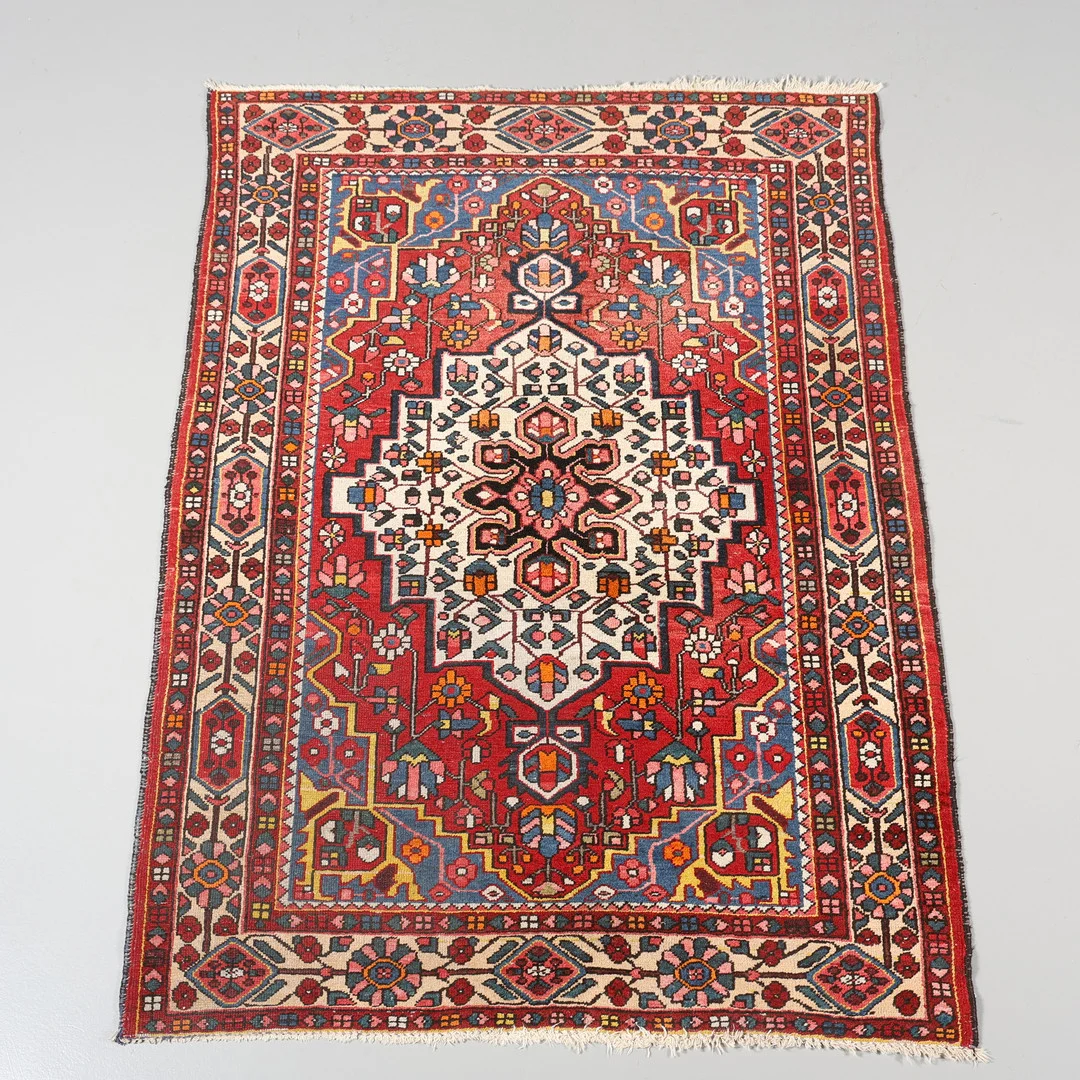 MATTA, handknuten, 208 x 150 cm. — Carpets — Borås Auktionshall