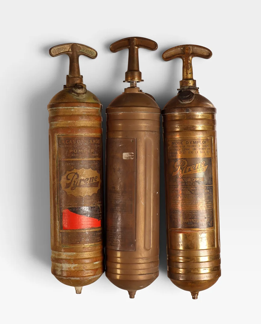 Tres extintores de mano en latón. — Technica & Nautica — Barcelona Auctions