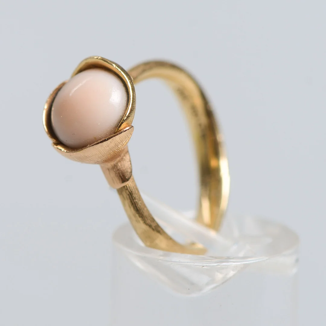CHARLOTTE LYNGGAARD. Ring, "Lotus 1", 18K guld, Ole Lynggaard. — Rings — Formstad Auktioner