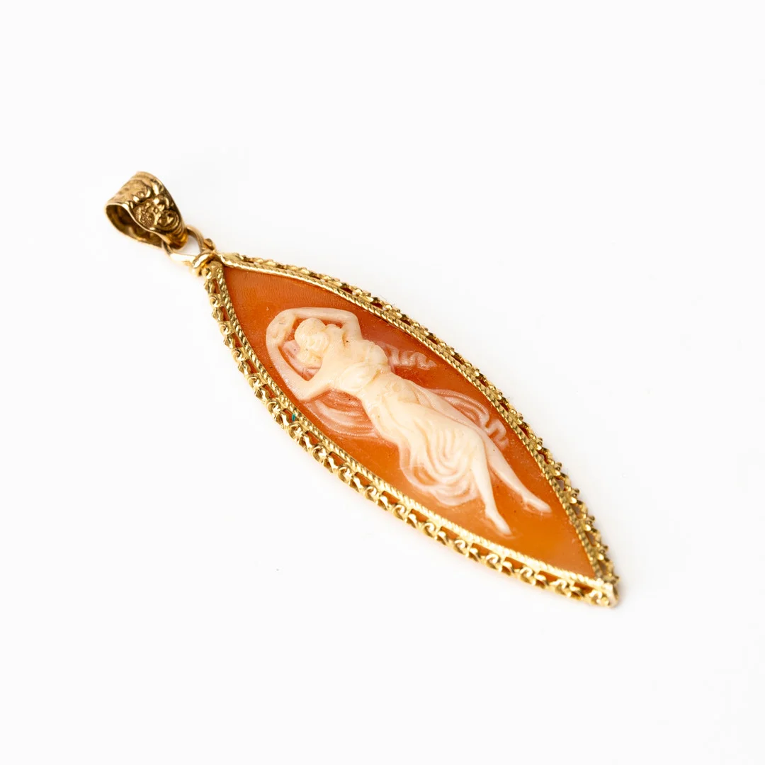 HÄNGE, 18K guld med snäckskalskamé, svensk import, 1900-tal. — Brooches & Pendants — Auktionshuset Kolonn