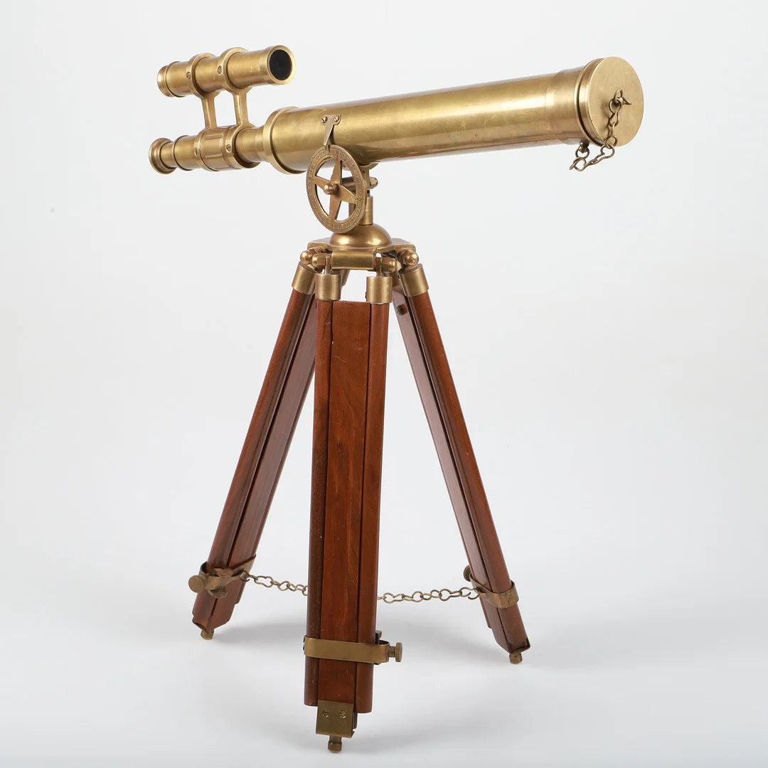 KIKARE PÅ STATIV, mässing och trä, 1900-talets andra hälft. — Optics — Helsingborgs Auktionskammare