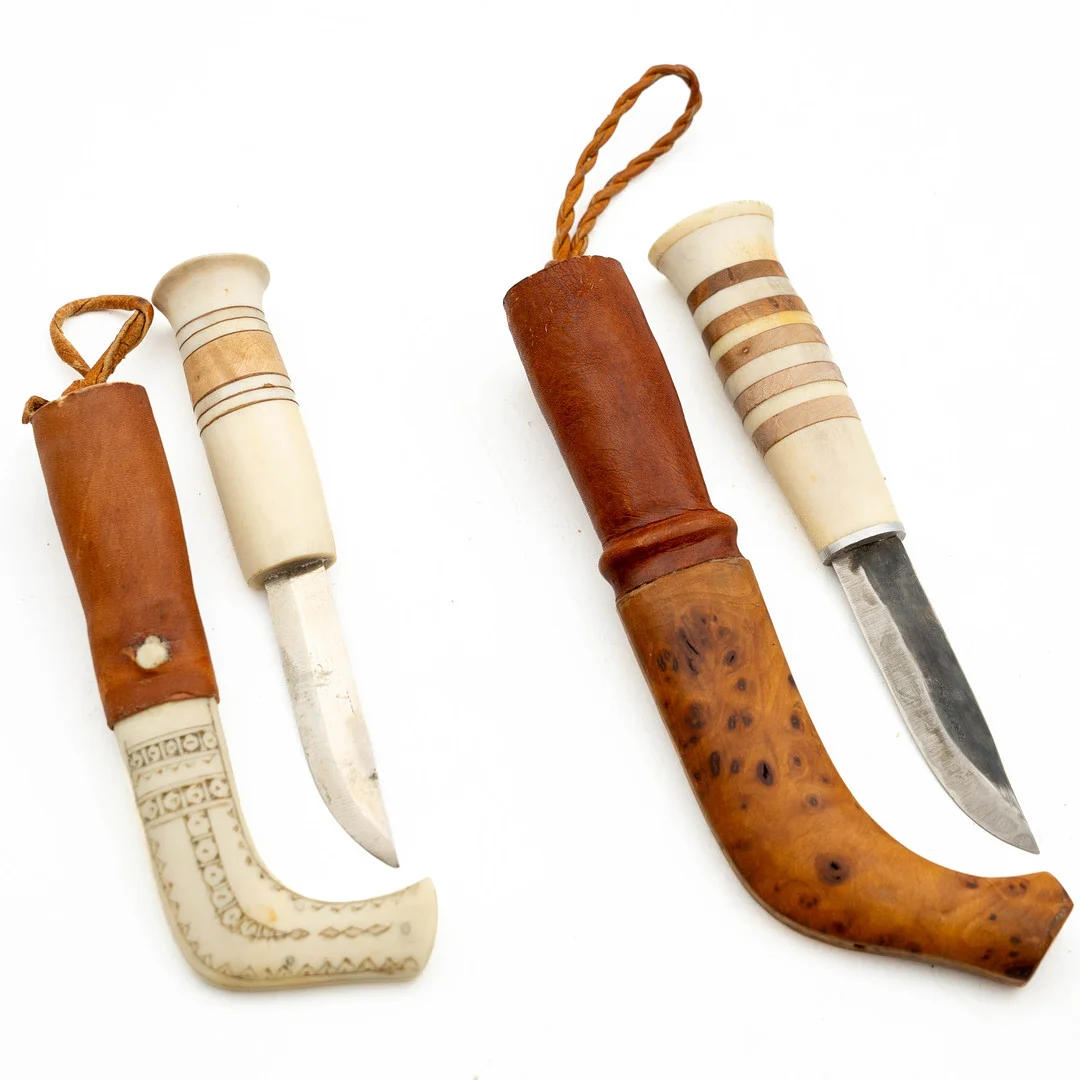HALVHORNSKNIVAR, 2 del. — Sami Arts & Crafts — Norrlands Auktionsverk