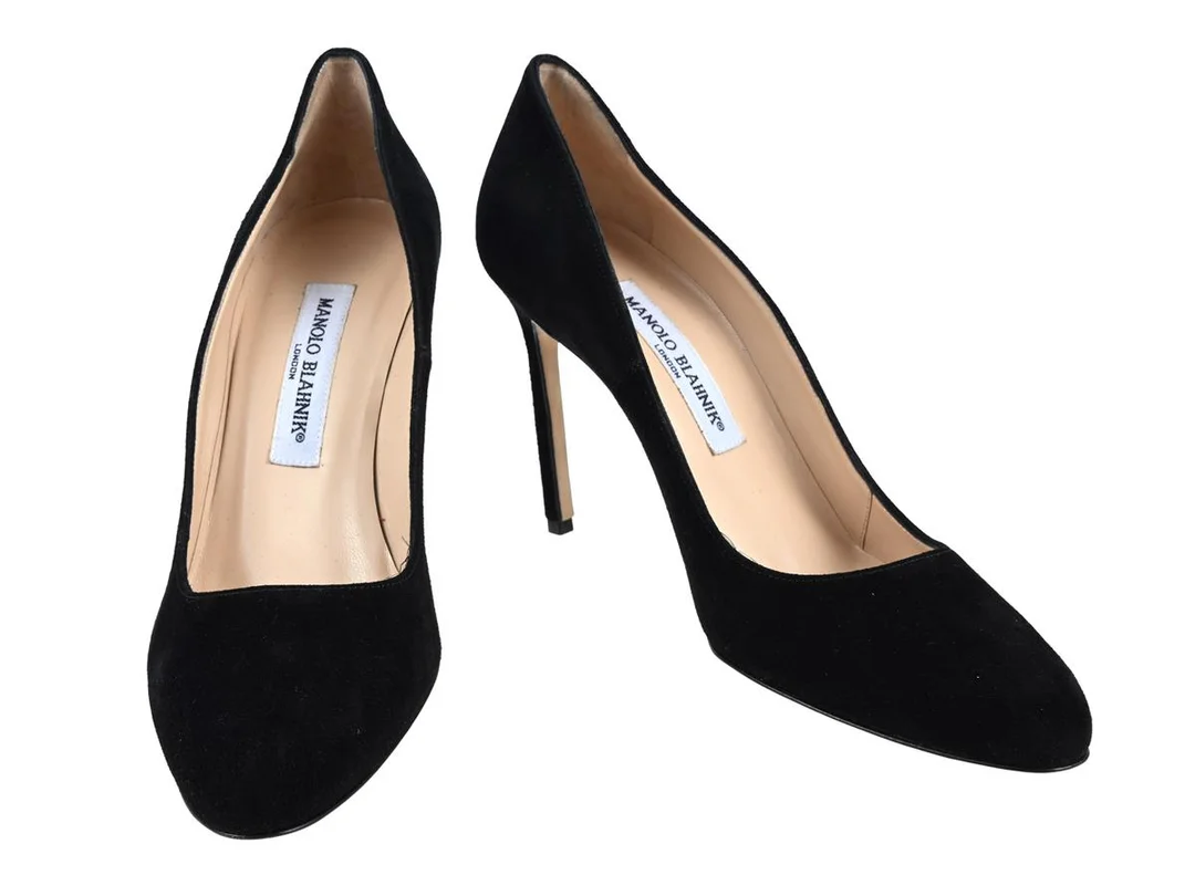 SKOR, MANOLO BLAHNIK, Pumps, svart mocka, klack 11 cm, stl 38½, dustbag, kartong. — Kläder/Skor — Kaplans