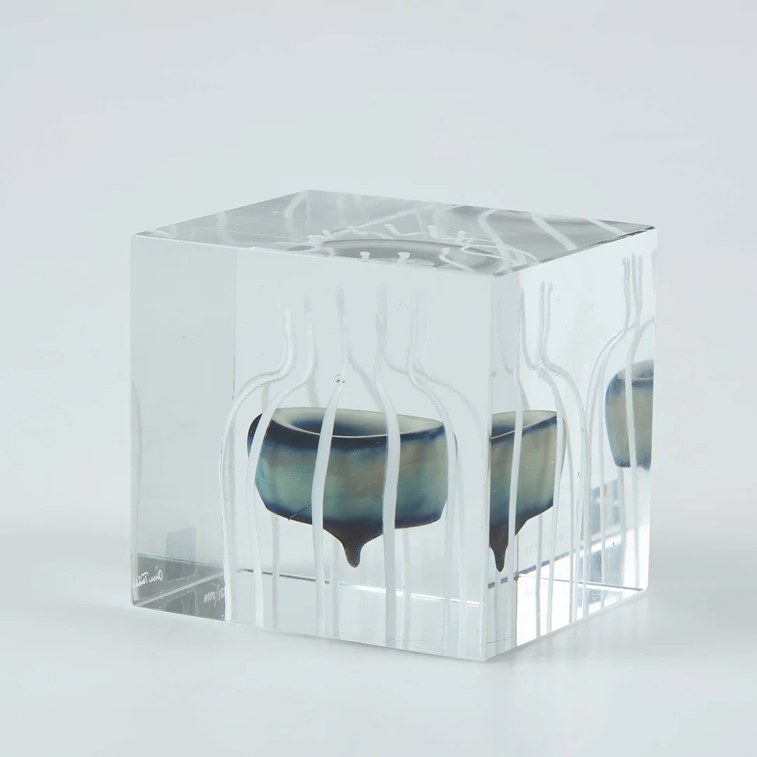 OIVA TOIKKA. Årskub, glas, signerad Oiva Toikka Nuutajärvi 1990, numrerad 1035/2000. — Art glass — Stockholms Auktionsverk Helsinki