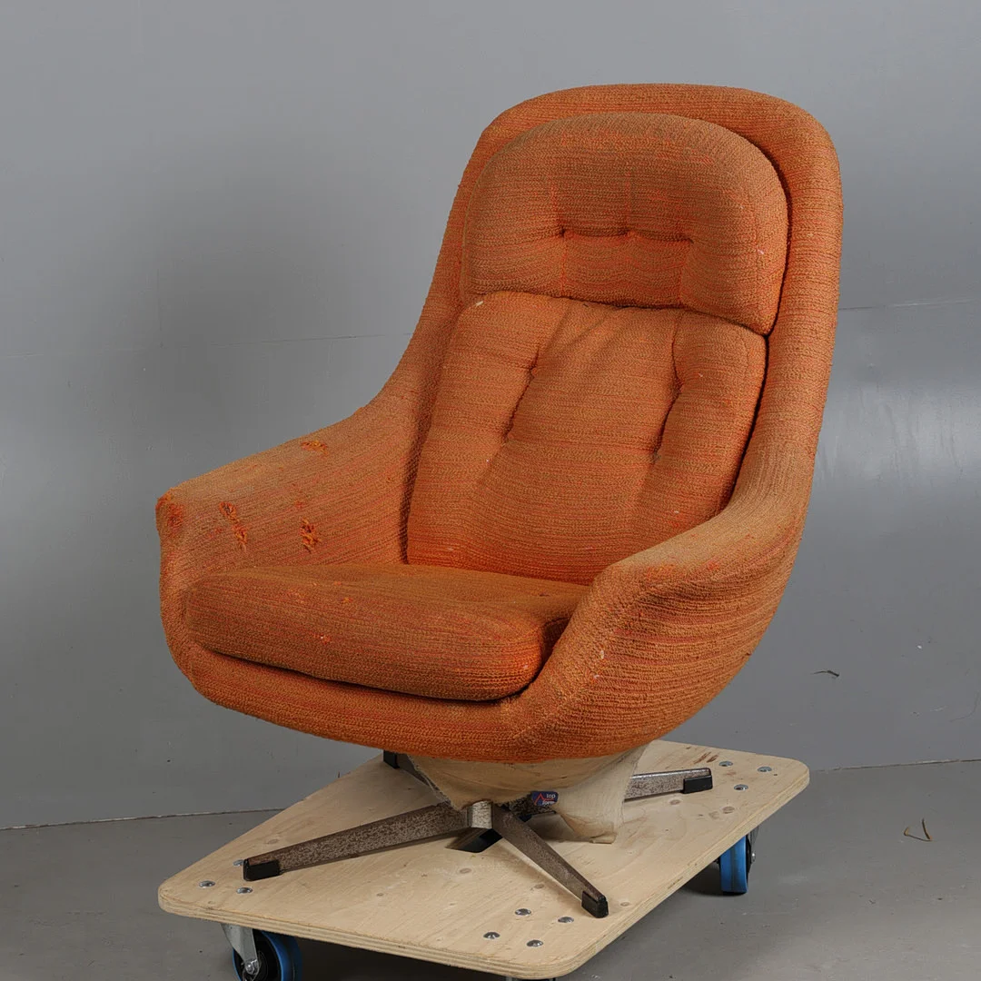 A 'TOPFORM' LOUNGE CHAIR. — Armchairs & Chairs — Bishop & Miller
