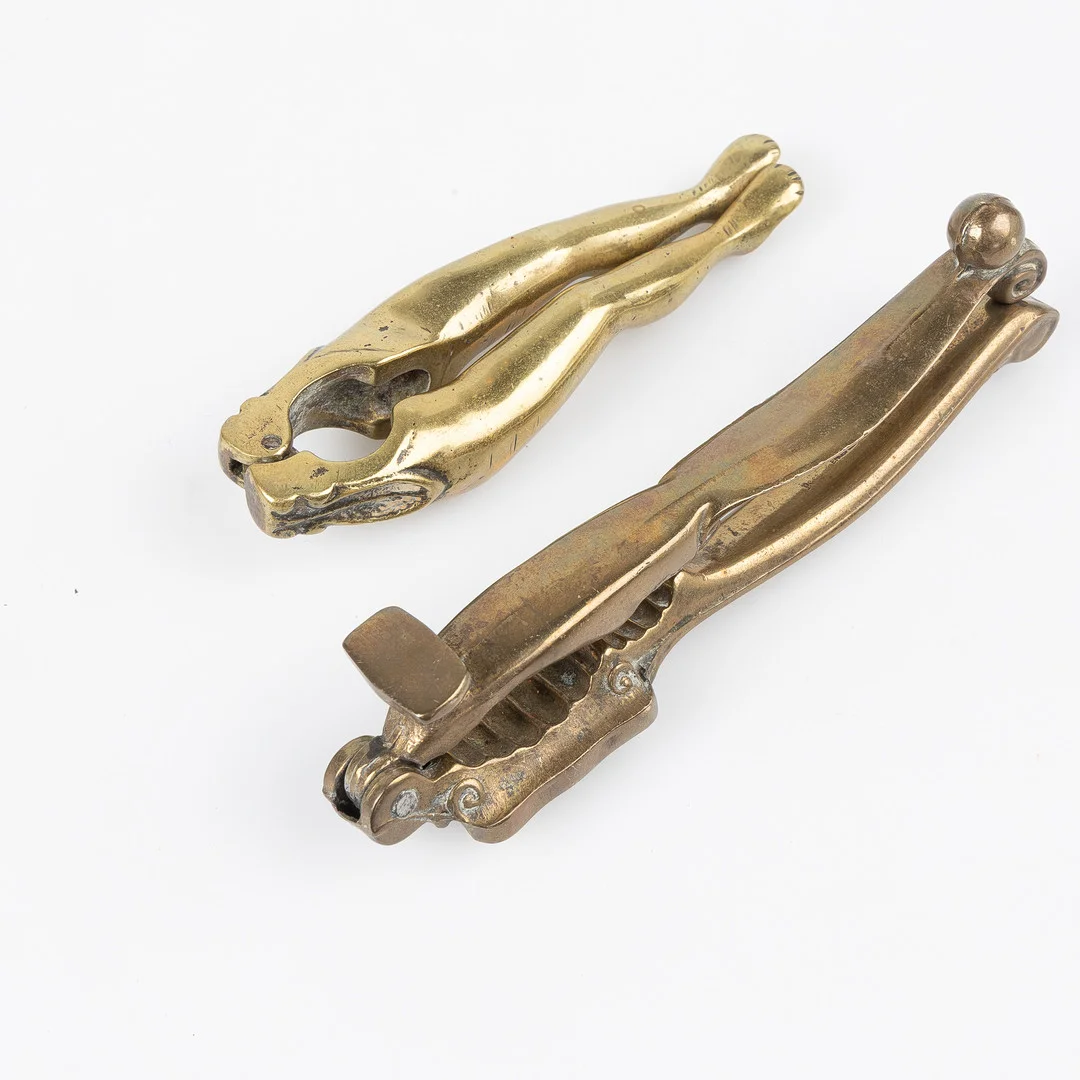 NÖTKNÄCKARE, 2 st. brons och mässing, 18- och 1900-tal. — Other metals — Stockholms Auktionsverk Helsingborg