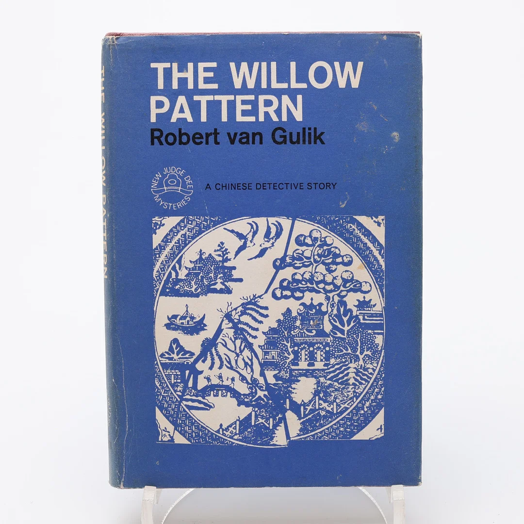 DEN NEDERLÄNDSKE FÖRFATTAREN OCH LÄKAREN ROBERT VAN GULIK'S THE WILLOW PATTERN - A CHINESE DETECTIVE STORY I FFÖRSTA ENGELSKA UPPLAGAN 1965. — Books — Crafoord Auktioner Lund