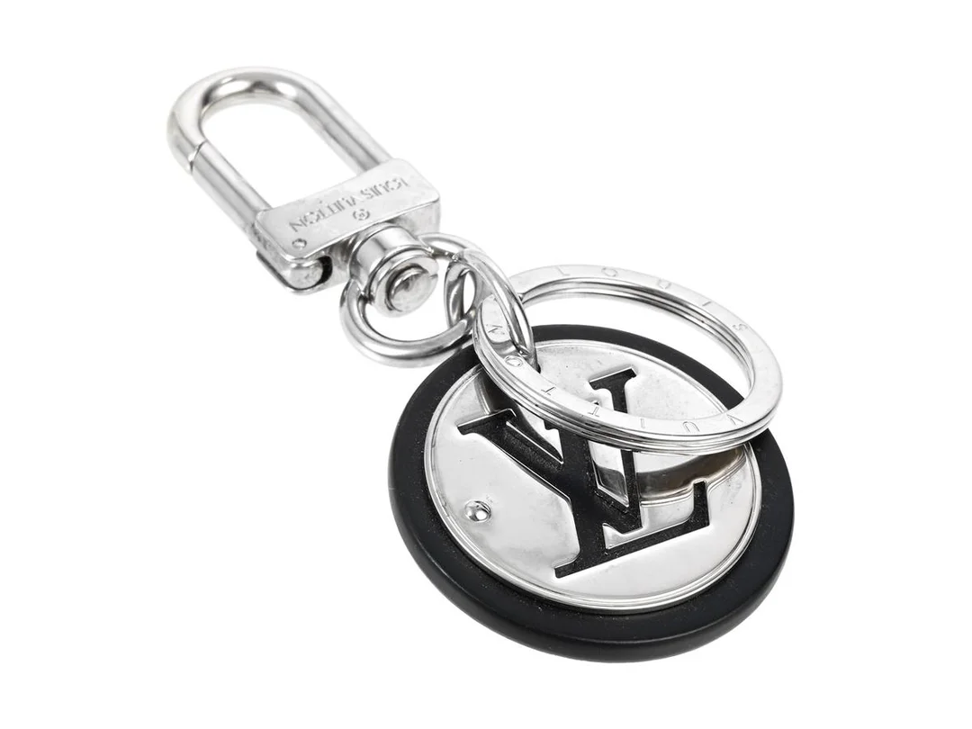NYCKELRING, LOUIS VUITTON, Petite Cles Circle, svart läder, silverfärgade beslag, ca 11x5 cm, kvittokopia från 2020, smyckespåse, ask. — Accessoarer/Nyckelringar — Kaplans