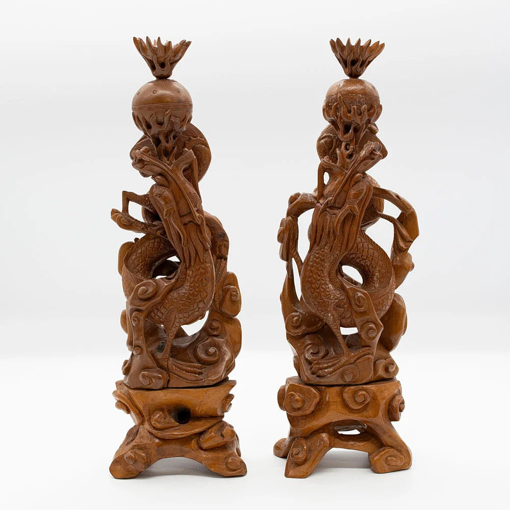 CHINESISCHE KERZENSTÄNDER, SPIELENDE DRACHEN MIT FEUERBÄLLEN, DURCHBROCHENE HOLZ SKULPTUR, CANTON, UM 1960. — Wood — Kunst- und Auktionshaus Kleinhenz