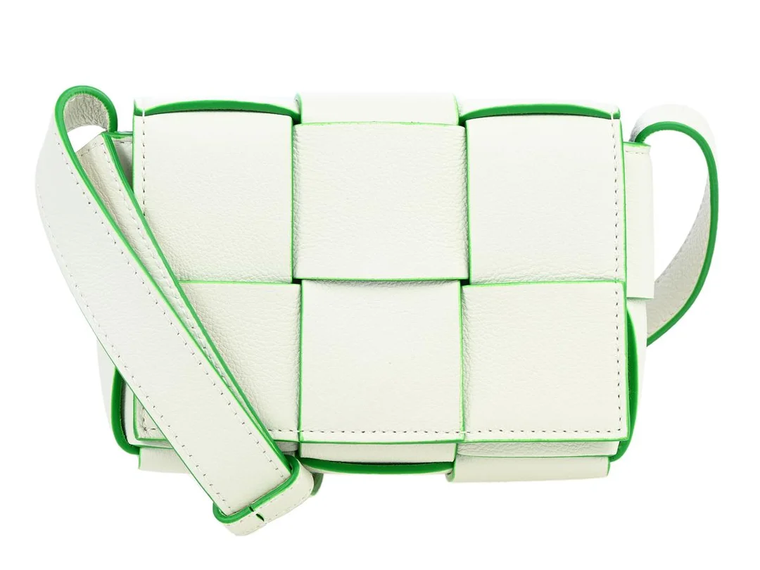 BOTTEGA VENETA, VÄSKA, Intrecciato Cassette, vitt läder, gröna detaljer, silverfärgade beslag, 12,5x8,5 cm, justerbar axelrem, care booklet, tag, dustbag. Excellent Condition. — Accessoarer/Väskor — Kaplans