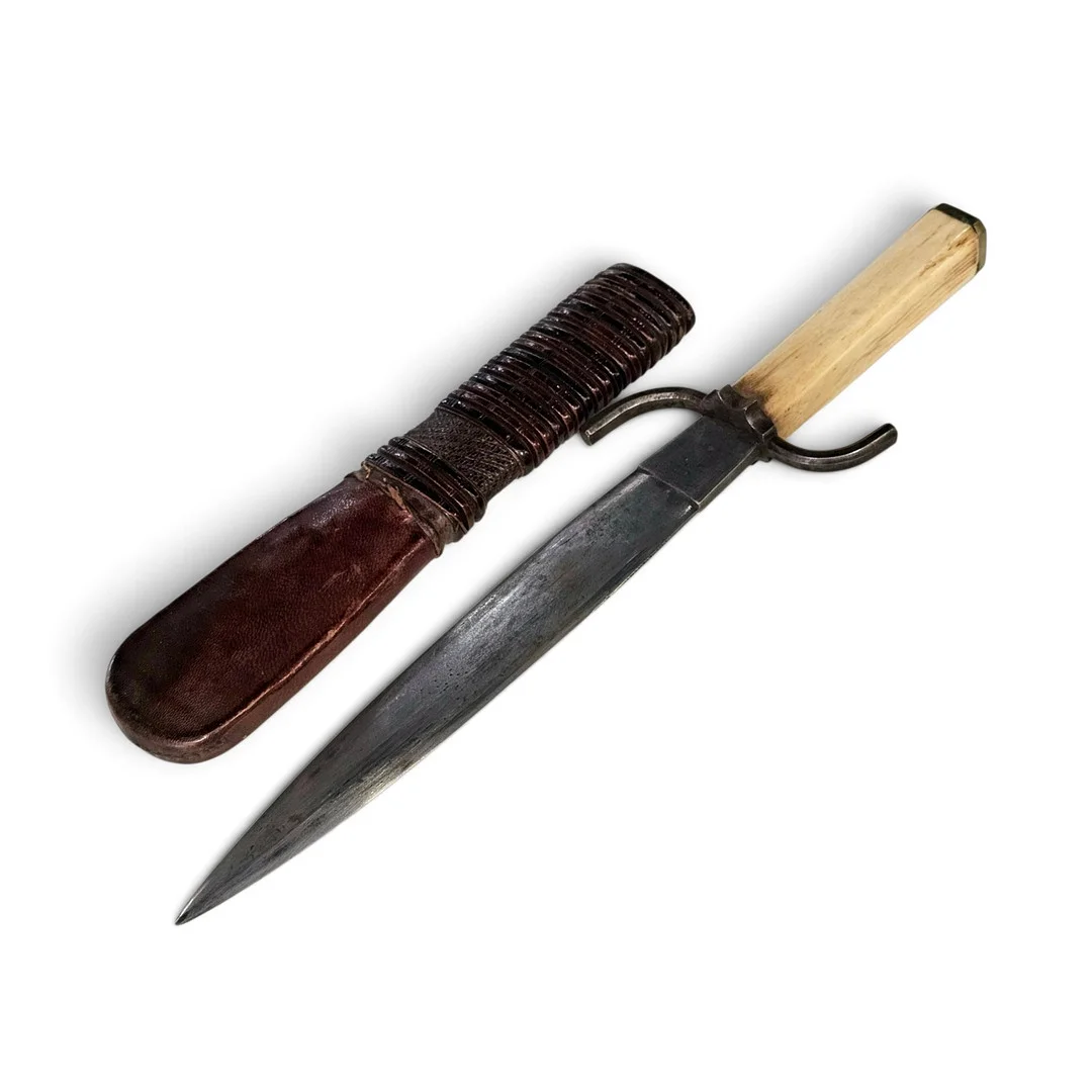 Cuchillo con empuñadura en hueso. — Edged weapons — Arce Auctions