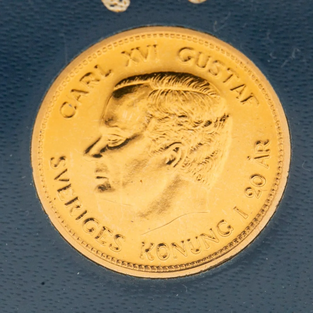Guldmynt, 21,6 k, Sveriges konung i 20 år, "1000 kr", Sveriges Riksbank, 1993. — Militaria/Mynt — Bukowskis