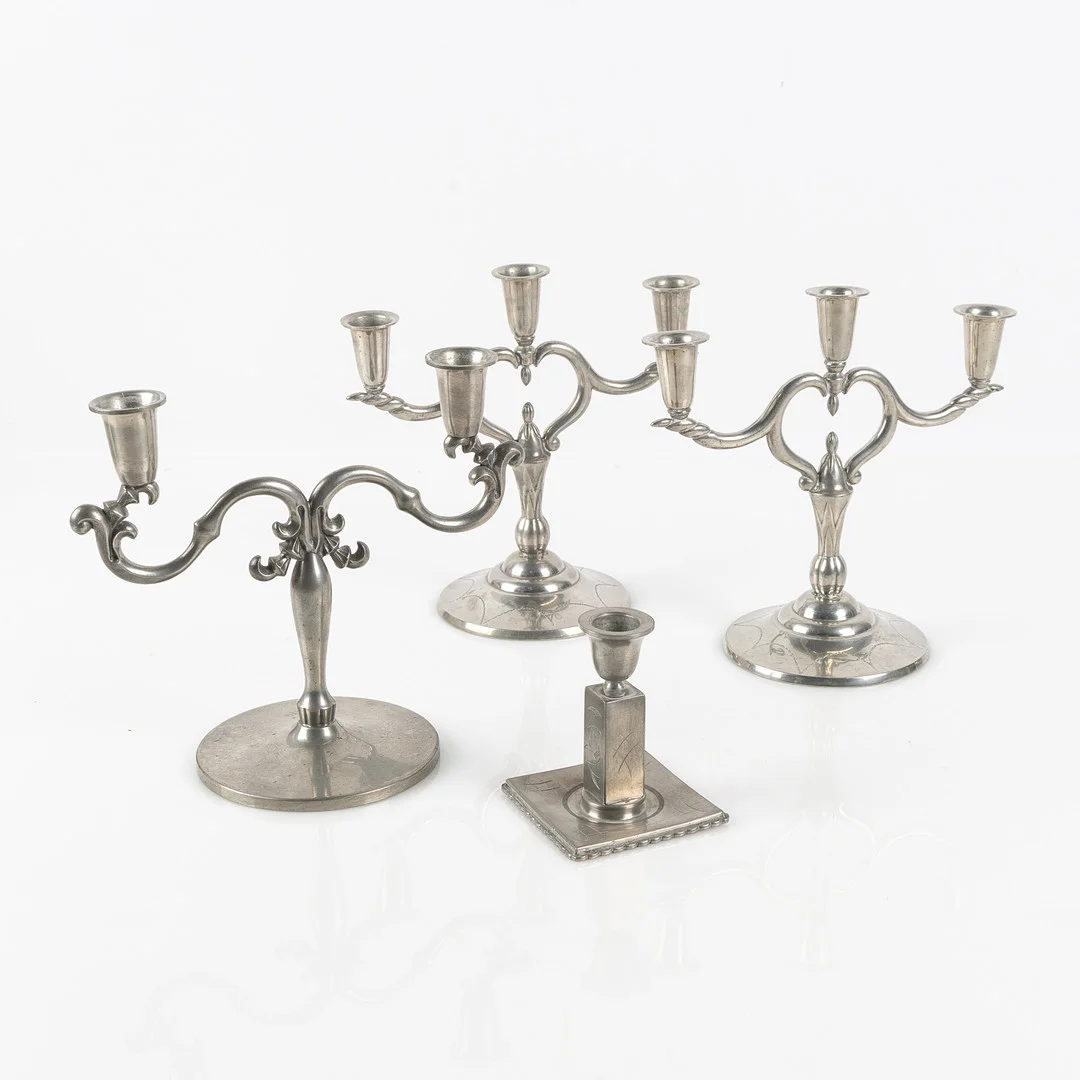 KANDELABRAR SAMT LJUSSTAKE, tenn, 4 stycken, bl a L & L, och K.E & Co, 1900-talets första hälft. — Candlesticks — Stockholms Auktionsverk Helsingborg