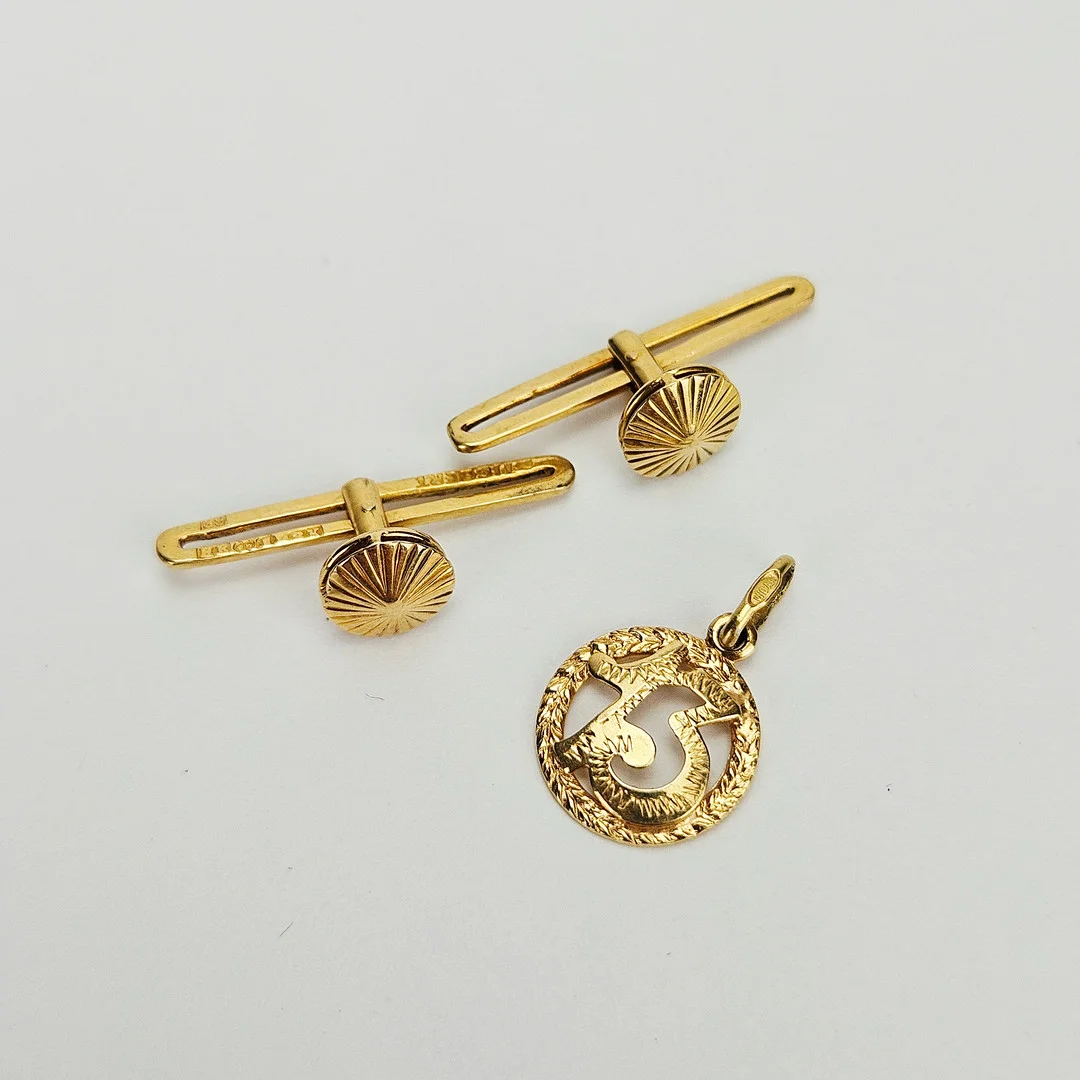 SKJORTKNAPPAR OCH HÄNGE, guld, 18K, vikt ca. 2,2 gram. — Cufflinks & Tie Pins — Auktionshuset Thörner & Ek