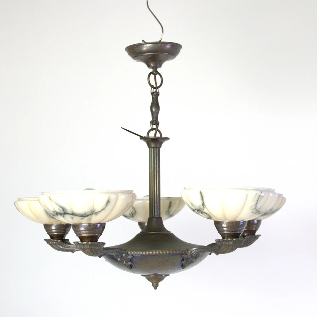 TAKLAMPA, art deco, stomme av mässing, fem ljuspunkter, kupor av glas med marmorering, 1940-tal. — Ceiling lights — Höganäs Auktionsverk