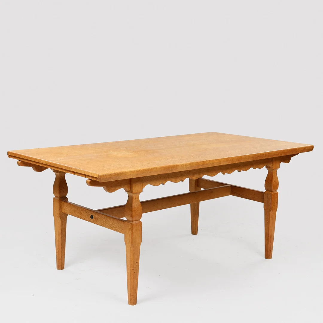 Spisebord af eg med udtræksplader, Kjærnulf-stil, dansk møbelproducent, Danmark, ca. 1960/1970'erne Danmark. — Dining tables — Palsgaard Kunstauktioner