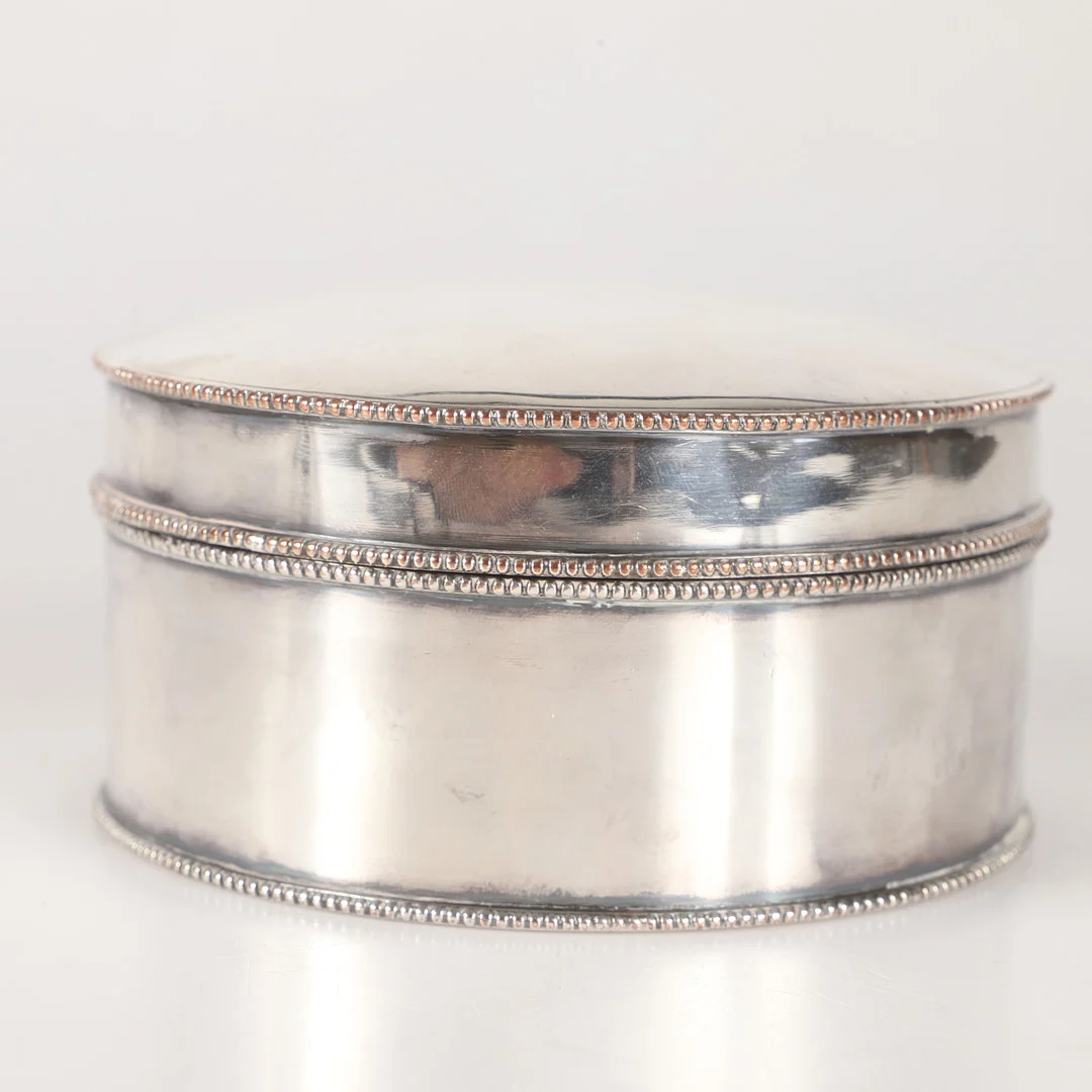 LOCKASK, gustaviansk stil med pärlbård, nysilver, ostämplad. — Silver plated — Helsingborgs Auktionskammare