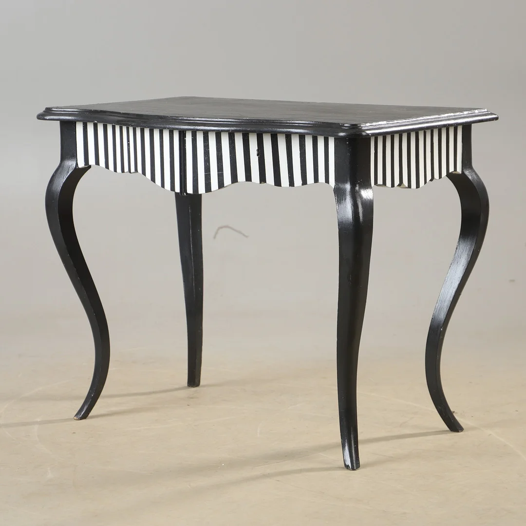 SKRIVBORD, målat, rokokostil. — Desks — Helsingborgs Auktionskammare
