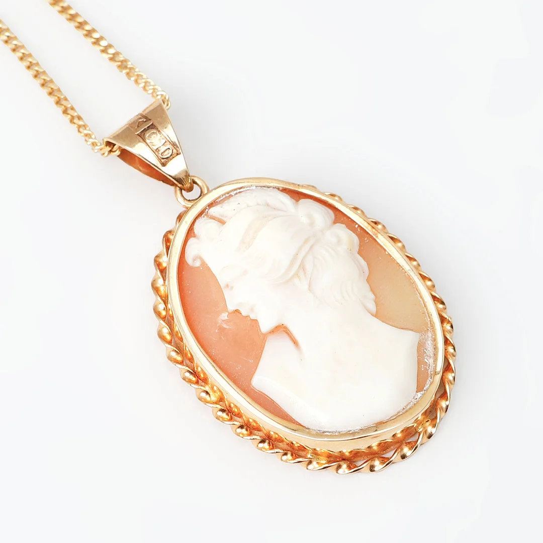 HÄNGE med KEDJA, 18k guld, snäckskalskamé, vikt ca 10,7 gram. — Brooches & Pendants — Göteborgs Auktionsverk