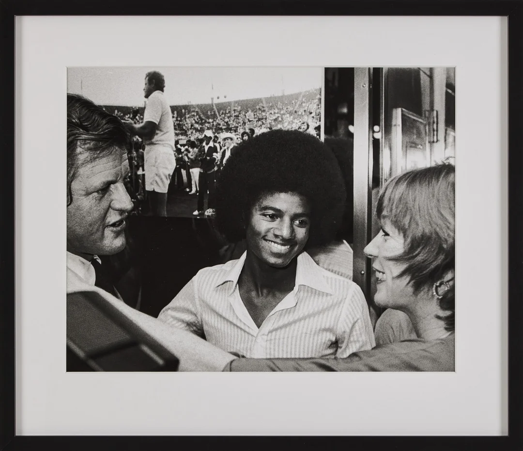 RON GALELLA. August 26, 1977: Senator Ted Kennedy, Michael Jackson and Shirley MacLaine. — Photography — Stockholms Auktionsverk Magasin 5