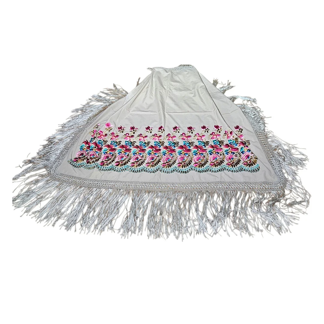 Gran pañoleta en algodón bordado a mano con bonitos motivos florales. — Vintage & Designer Fashion — Arce Auctions